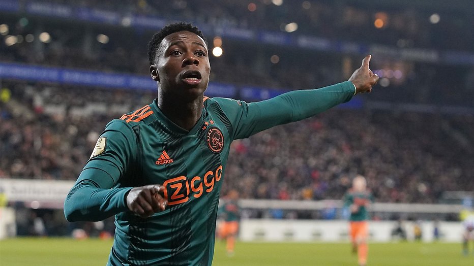 Ajax-speler onder vuur na potje voetbal op straat Ajax-speler onder vuur na potje voetbal op straat