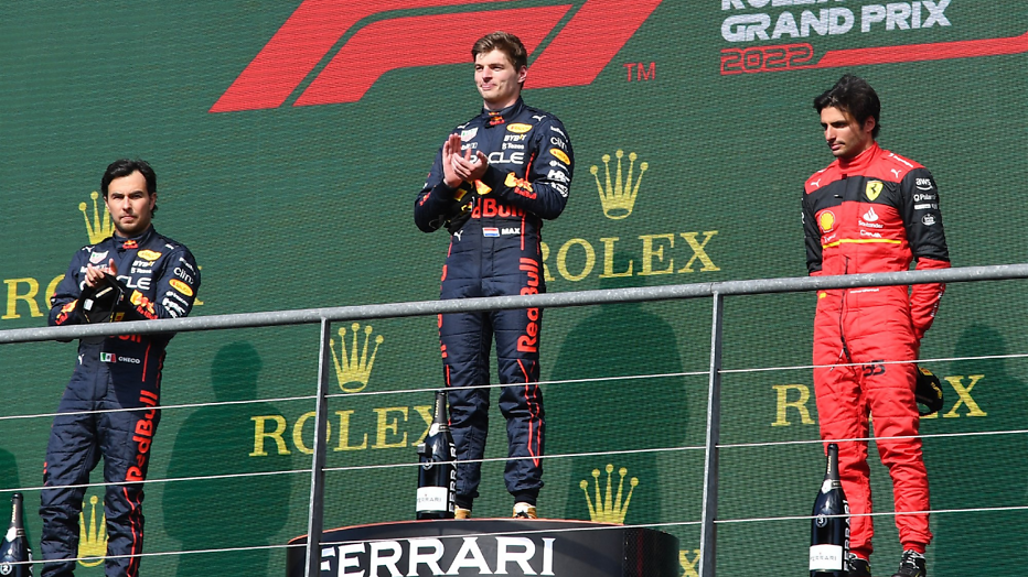 Max Verstappen op het podium met Perez en Sainz. Max Verstappen op het podium met Perez en Sainz.