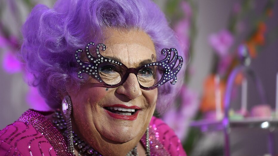 Barry Humphries als Dame Edna Everage. Barry Humphries als Dame Edna Everage.