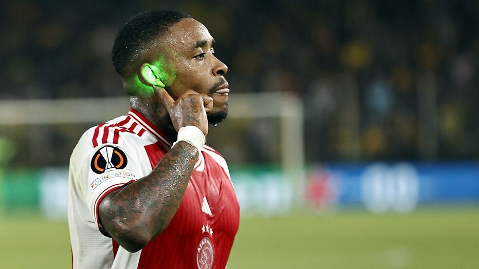 Steven Bergwijn schiet ondanks laserpennen de penalty binnen. Steven Bergwijn schiet ondanks laserpennen de penalty binnen.