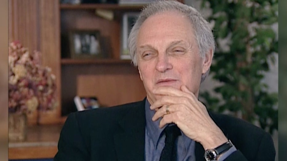 Acteur Alan Alda (81) waagt zich aan handstand Acteur Alan Alda (81) waagt zich aan handstand