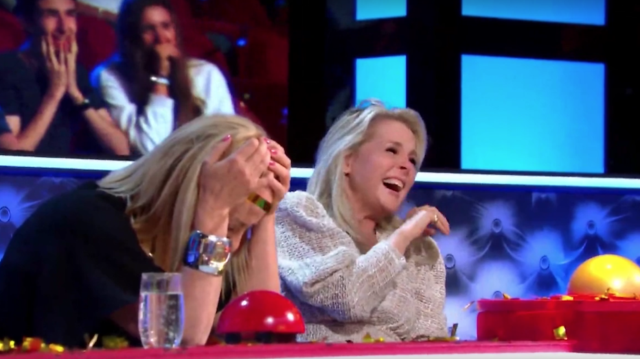 Videosnack: Angela geeft per ongeluk golden buzzer Videosnack: Angela geeft per ongeluk golden buzzer