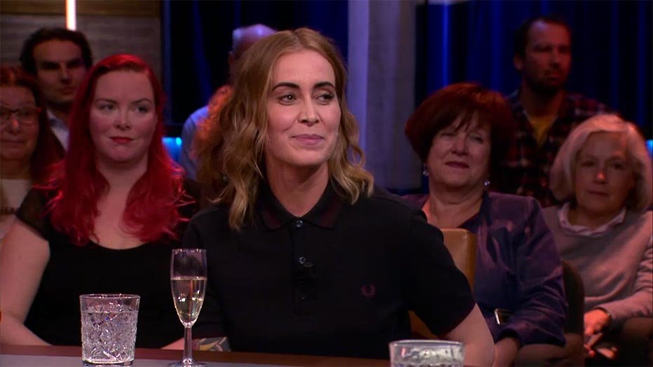 Roodharige Anouk-fan bij Pauw trekt nogal de aandacht