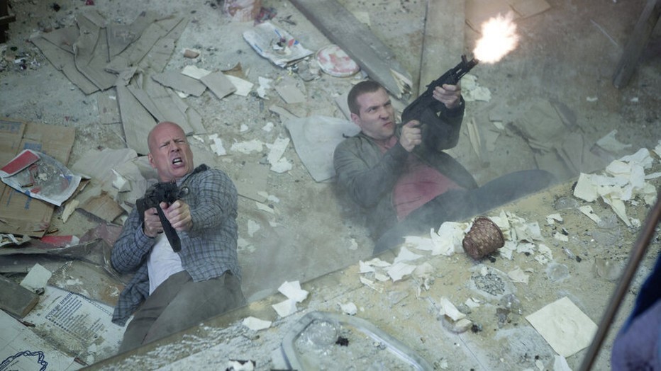 Bruce Willis als John McClane en Jai Courtney als Jack McClane in A Good Day to Die Hard Bruce Willis als John McClane en Jai Courtney als Jack McClane in A Good Day to Die Hard