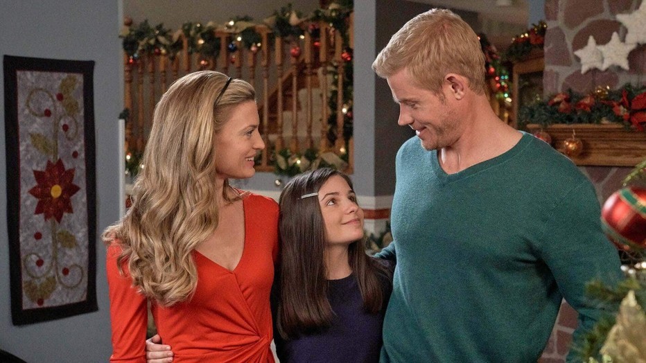 Trevor Donovan, Brooke D'Orsay en Jenna Weir in A Nostalgic Christmas