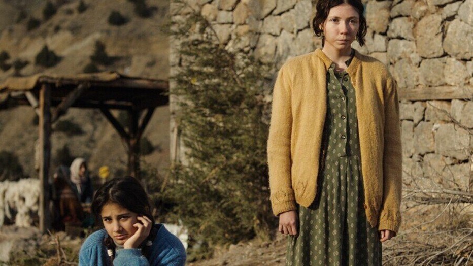 Helin Kandemir als Havva en Ece Yüksel als Nurhan in A Tale of Three Sisters