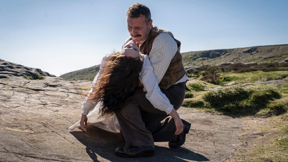 Jessica Reynolds en Will Mellor in A Woman of Substance