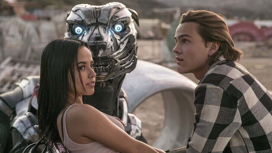 Alex Neustaedter en Becky G in A-X-L