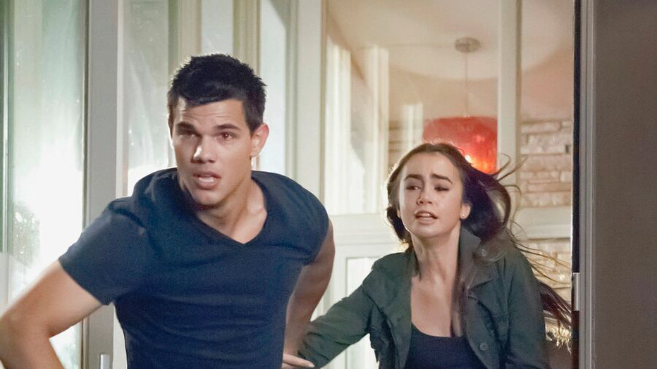 Taylor Lautner en Lily Collins in Abduction