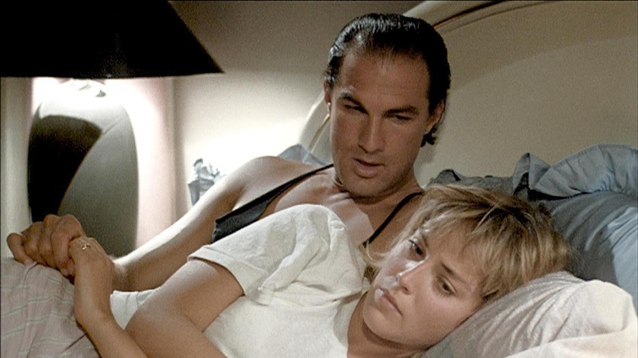Sharon Stone en Steven Seagal in Above the Law