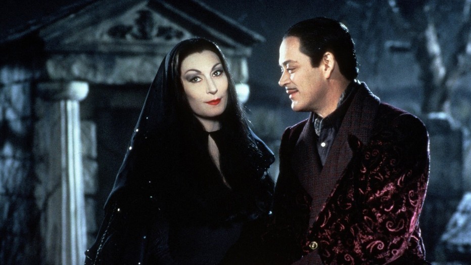 Anjelica Huston en Raul Julia in Addams Family Values
