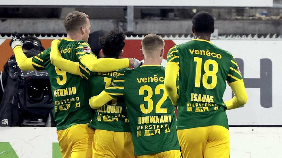 Henk Veerman met zijn ploeggenoten van ADO Den Haag Henk Veerman met zijn ploeggenoten van ADO Den Haag
