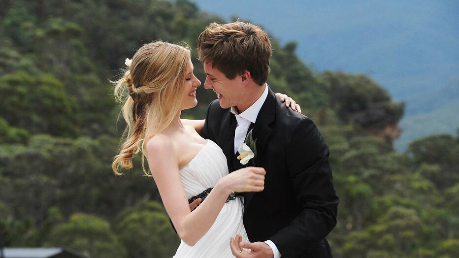 Laura Brent en Xavier Samuel in A Few Best Men Laura Brent en Xavier Samuel in A Few Best Men