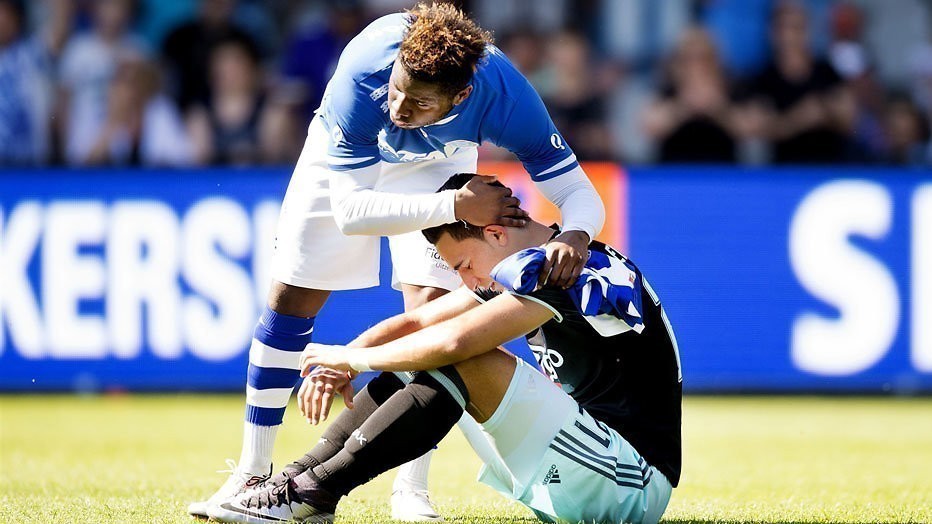 Anwar El Ghazi van Ajax wordt getroost door Nathan Kabasele van De Graafschap. 