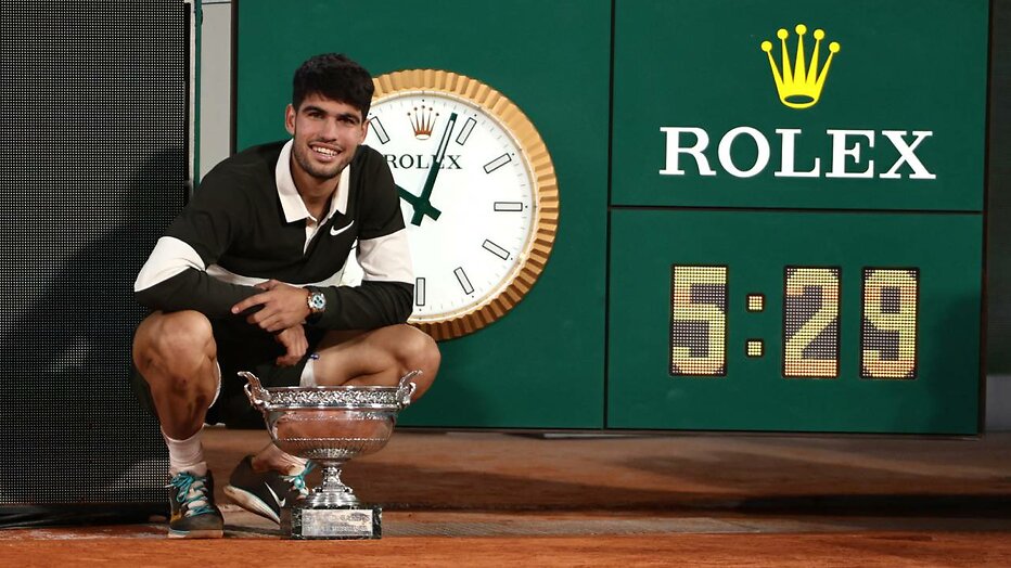 Alcaraz bij de klok met zijn beker na een lange en spannende finale van Roland Garros.