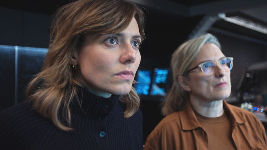 Sallie Harmsen en Carly Wijs in Alpha 00