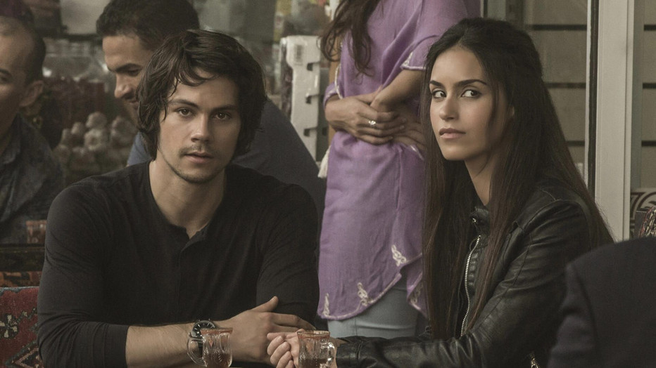 Dylan O'Brien en Shiva Negar in American Assassin