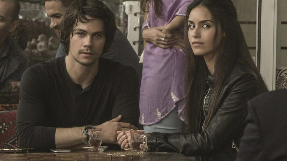 Dylan O'Brien en Shiva Negar in American Assassin