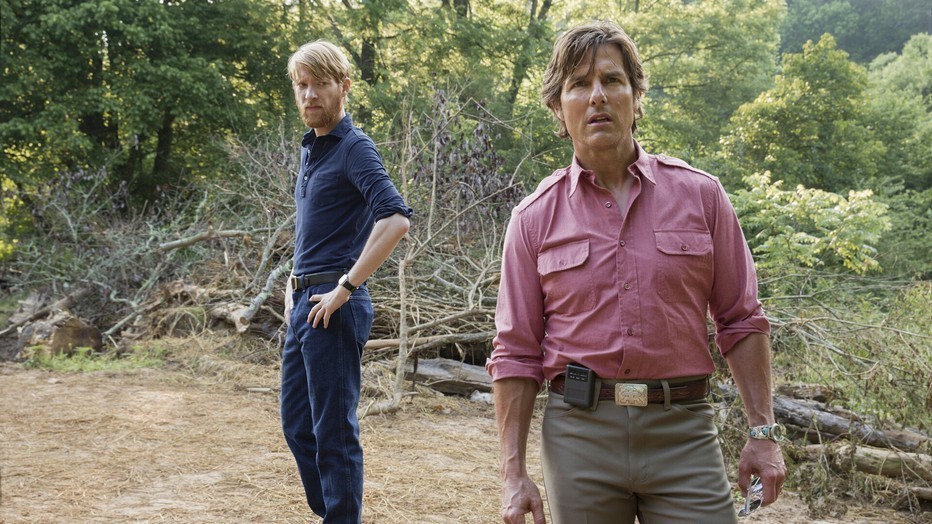 Domhnall Gleeson als Monty Schafe en Tom Cruise als Barry Seal in American Made