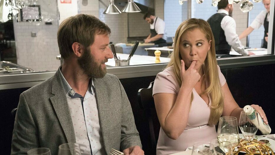 Rory Scovel en Amy Schumer in I Feel Pretty