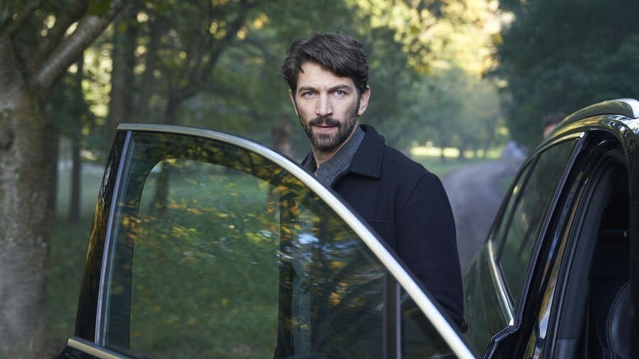 Michiel Huisman in Angela Black