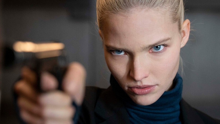 Sasha Luss als Anna Sasha Luss als Anna