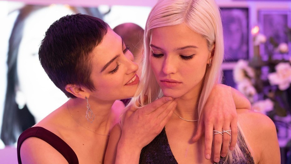 Sasha Luss als Anna in Anna