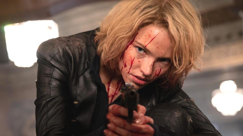 Sasha Luss als Anna in Anna