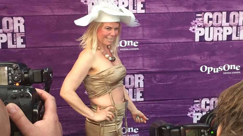 Anne-Marie Jung in gênante outfit voor programma Foute Vriendinnen