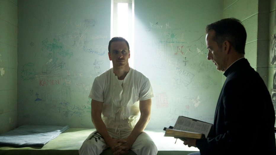 Michael Fassbender en James Sobol Kelly in Assassin's Creed