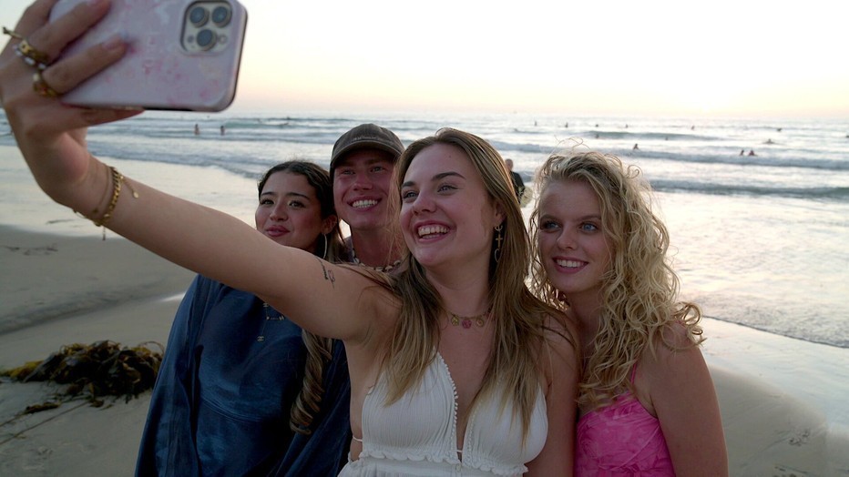 Noa, Marnik, Lara en Maud in Au Pairs