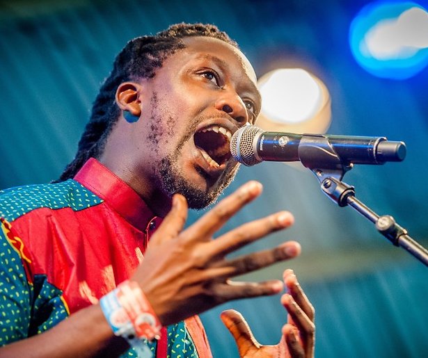 Akwasi treedt op tijdens racismedag NPO