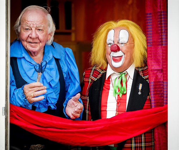 Bassie en Adriaan kunnen elkaar niet zien door coronavirus