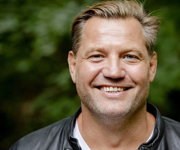 Dennis van der Geest is de nieuwe presentator van klusprogramma Het Blok