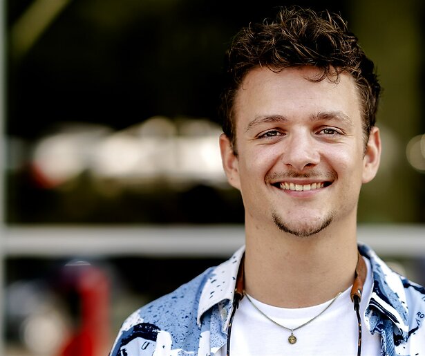 Jurre Geluk neemt pornofilm op in BNNVARA-directiekamer