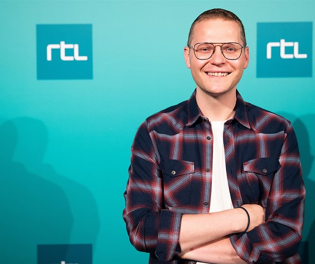 Luuk Ikink weer achter zijn RTL Late Night-desk 