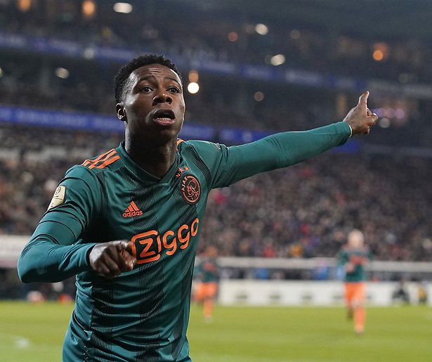 Ajax-speler onder vuur na potje voetbal op straat