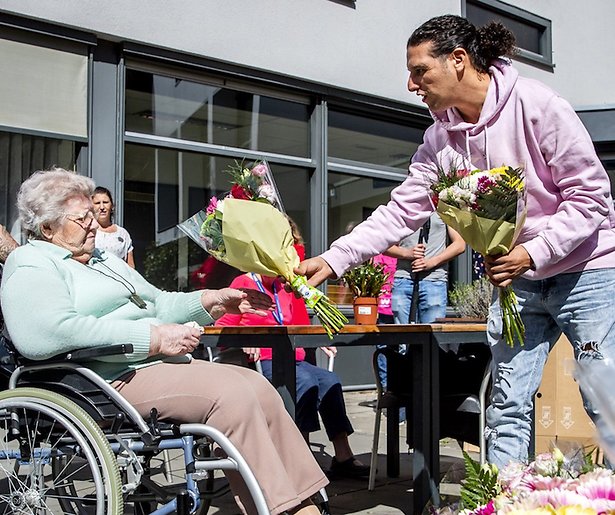Ali B steelt harten van ouderen door bezorgen bloemetjes