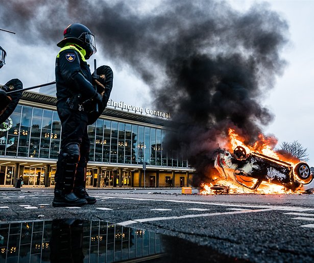 De TV van gisteren: krankzinnig hoge kijkcijfers voor NOS Journaal vanwege rellen