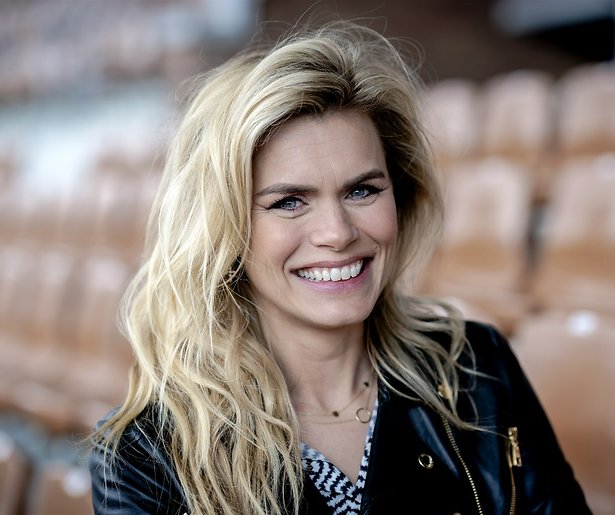 Nicolette van Dam in de wolken met pasgeboren nichtje