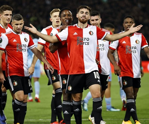 De TV van gisteren: Voetbal stoot donderdagavondhits van de troon