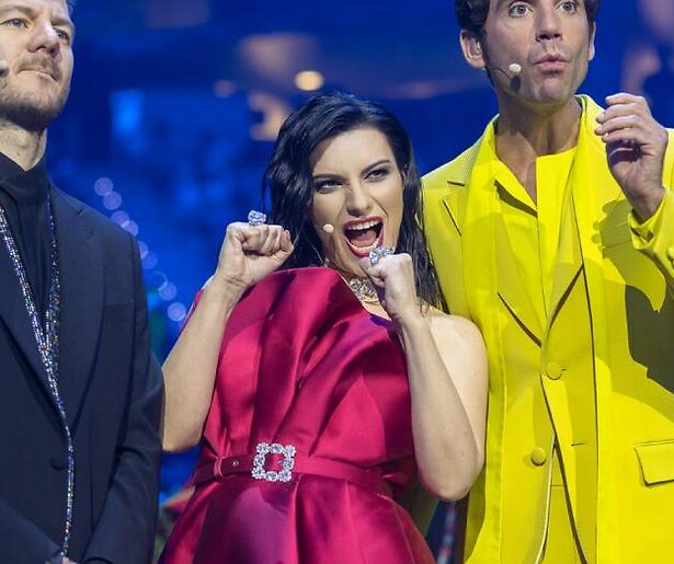 Presentatrice Laura Pausini legt uit wat er met haar aan de hand was