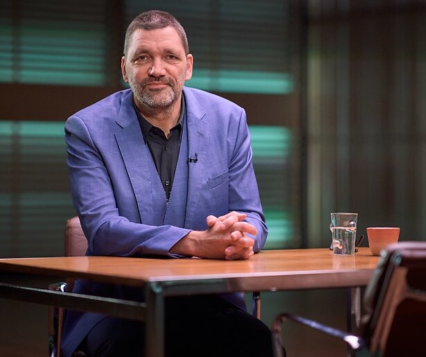 Vertrek van Theo Maassen bij Zomergasten heeft geen invloed op BNNVARA-programma Der Theo