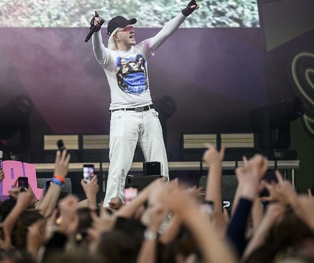 Joost Klein voor het eerst weer op het podium sinds Eurovisie Songfestival: 'Je kunt me niet klein krijgen'
