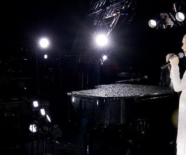 Zangeres Céline Dion maakt na vijf jaar bij Olympische Spelen verbluffende comeback