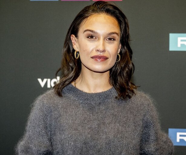 Holly Mae Brood presenteert nieuwe datingshow I Kissed A Girl