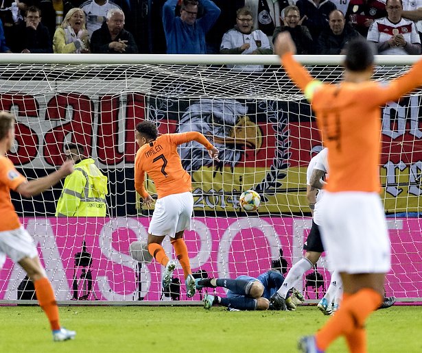 De TV van gisteren: Ruim 2.5 miljoen voetbalfans zien Oranje winnen