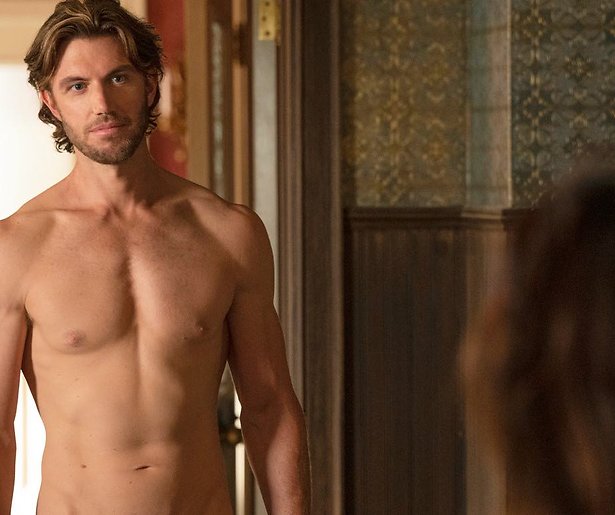 Adam met de grote piemel uit Sex/Life is straks ook in deze Netflix-romcom te zien