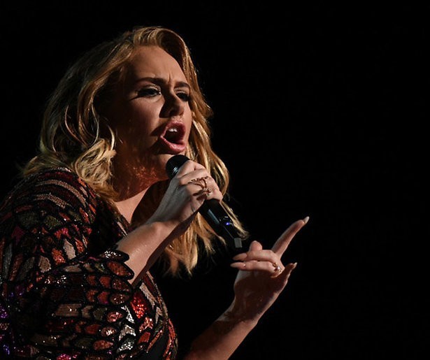 Adele komt na vijf maanden onherkenbaar terug op Instagram