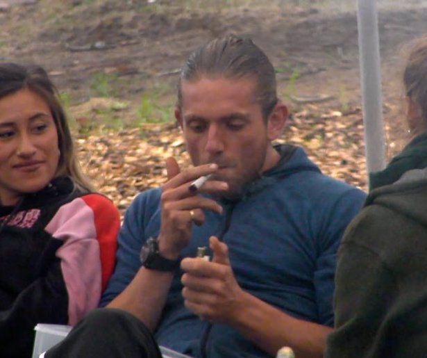 Adriaan krijgt een enorme joint in Utopia